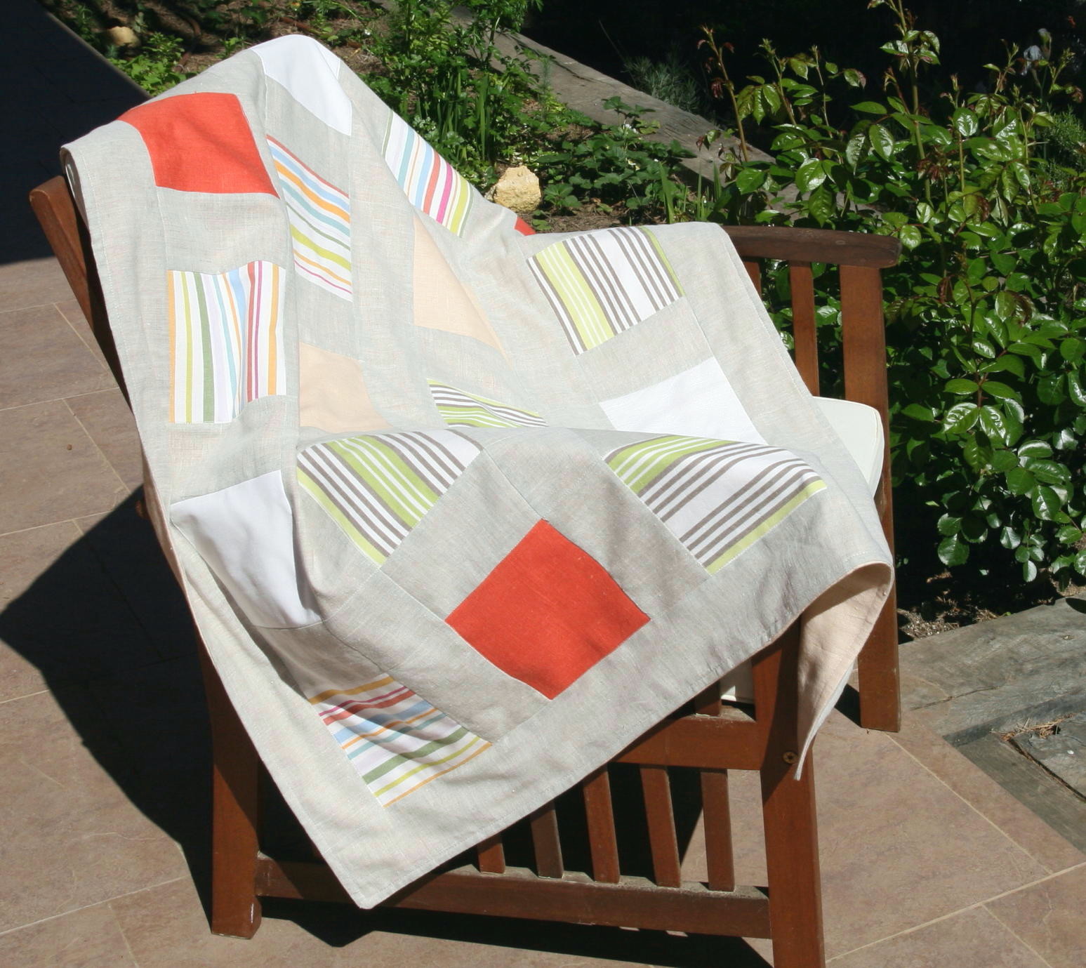 Colcha de patchwork fresca y moderna en tela de lino