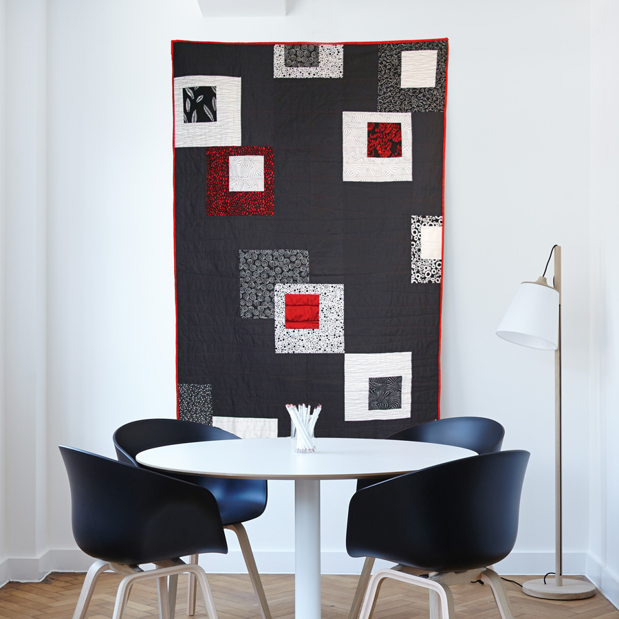 jeux de carrés, quilt contemporain en rouge noir et blanc Fibra Creativa